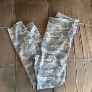 Vuori Caspian camo leggings